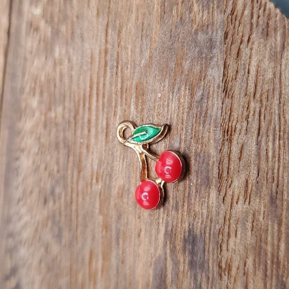 Retro cherry‎ charm